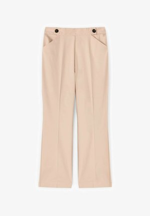 Pantalones beige de corte recto con bolsillos delanteros y detalles de botones negros en la cintura, mostrados planos sobre un fondo blanco.