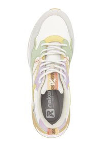 Baskets multicolores avec un mélange de panneaux verts, jaunes et violets. Présentent des lacets blancs, une doublure grise texturée et un onglet au talon à motifs.