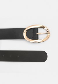 Czarny skórzany pasek z błyszczącą, złotą owalną klamrą z wycięciem. Pasek ma kilka otworów i gładkie wykończenie.