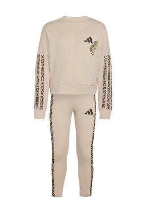 Ensemble sweat-shirt et legging beige avec des bandes imprimées léopard sur les manches et les côtés, avec un petit léopard et un logo trois bandes sur le torse et la jambe.