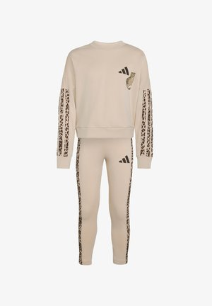 Conjunto beige de sudadera y mallas con rayas de estampado de leopardo en las mangas y los laterales, con un pequeño leopardo y el logo de tres rayas en el pecho y la pierna.