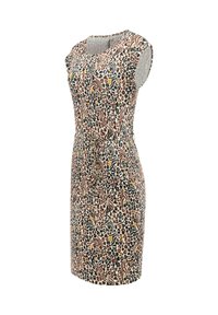 Robe sans manches longueur genou avec taille cintrée et motif animalier multicolore en tons de marron, noir, beige et jaune.
