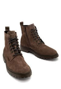 Brązowe zamszowe botki za kostkę z przodem na sznurowanie, bocznym zamkiem błyskawicznym i teksturowaną gumową podeszwą. Zawiera logo RKO na języku. Elegancki i solidny design.