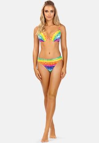 Kolorowy zestaw bikini z wzorem w kolorowe zawirowania, z usztywnianym stanikiem na fiszbinach oraz majtkami o średnim kryciu, wykonany z gładkiego materiału.