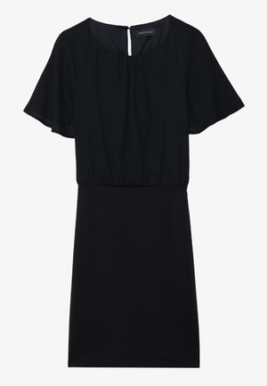 Musta mekko, jossa on lyhyet kellot hellat, pyöreä pääntie ja rypytetty vyötärö. Sileä kangas takana avautuvalla avauksella.