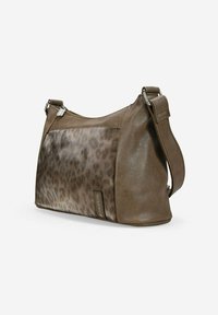 Bolso marrón con un acabado de cuero suave y un panel de estampado de leopardo. Cuenta con una correa ajustable y un compartimento principal con cremallera.