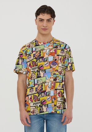 T-shirt a maniche corte con grafica, caratterizzato da un design vivace di striscia a fumetti con varie espressioni facciali e accenti testuali su uno sfondo chiaro.