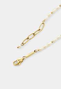 Goldene Kettenhalskette mit weißen Perlen, einem Verschluss im Delfin-Design und einem Markenetikett mit der Aufschrift "ESPRIT."