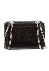 Sac à main noir en cuir texturé avec une chaîne, de forme rectangulaire, finition en cuir brillant, doté d'un petit compartiment unique et d'accents en métal.