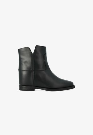 Stivaletto in pelle nera con tacco basso e tacca a forma di V sul bordo superiore anteriore, mostrato di profilo su sfondo bianco.