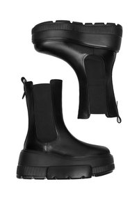 Czarne botki za kostkę na masywnej platformie, z gładką skórzaną powierzchnią, elastycznymi panelami po bokach i tylną pętelką ułatwiającą zakładanie.