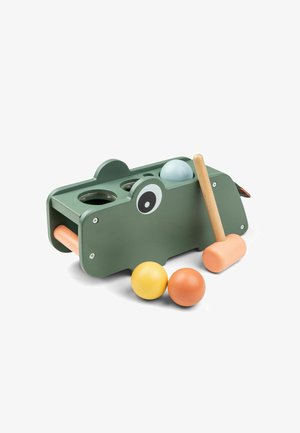 Roheline puidust mänguhippo, mille juurde kuuluvad kolm värvilist palli ja virsikuvärvi vasar, mis on mõeldud pallide kinkimiseks mängimiseks.