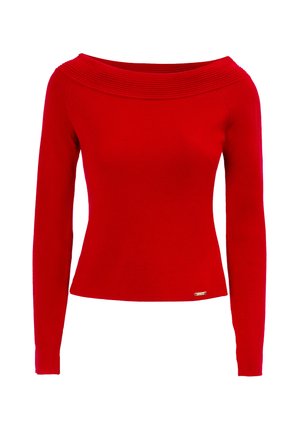 Rød langærmet sweater med en off-the-shoulder halsudskæring, ribbede detaljer ved halsen og et lille guld mærke nederst.