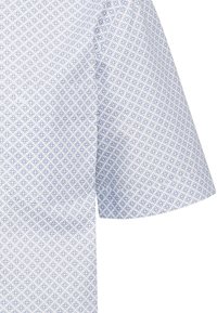 Camicia a maniche corte in tessuto azzurro chiaro con motivo a rombi e motivi floreali in blu scuro, texture liscia e vestibilità sagomata.