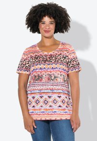 Kortærmet, multicolorer t-shirt med abstrakte og leopardmønstre i pink, orange, lilla og sort på en lys baggrund.