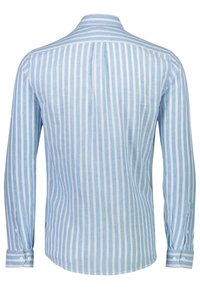 Jasnoniebieska koszula w białe paski z długim rękawem, z kołnierzykiem zapinanym na guziki, prostym krojem i mankietami z dopasowanymi akcentami guzikowymi.