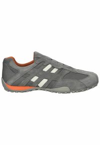 Szare buty sportowe wykonane z zamszu i siateczki, z białymi akcentami, pomarańczowym wnętrzem oraz teksturowaną gumową podeszwą. Charakteryzują się opływowym kształtem.
