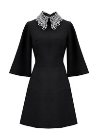 Czarna sukienka z dopasowanym gorsetem i rozszerzanymi rękawami. Posiada biały, koronkowy kołnierzyk. Gładka tekstura, długość do kolan.