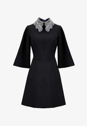 Czarna sukienka z dopasowanym gorsetem i rozszerzanymi rękawami. Posiada biały, koronkowy kołnierzyk. Gładka tekstura, długość do kolan.