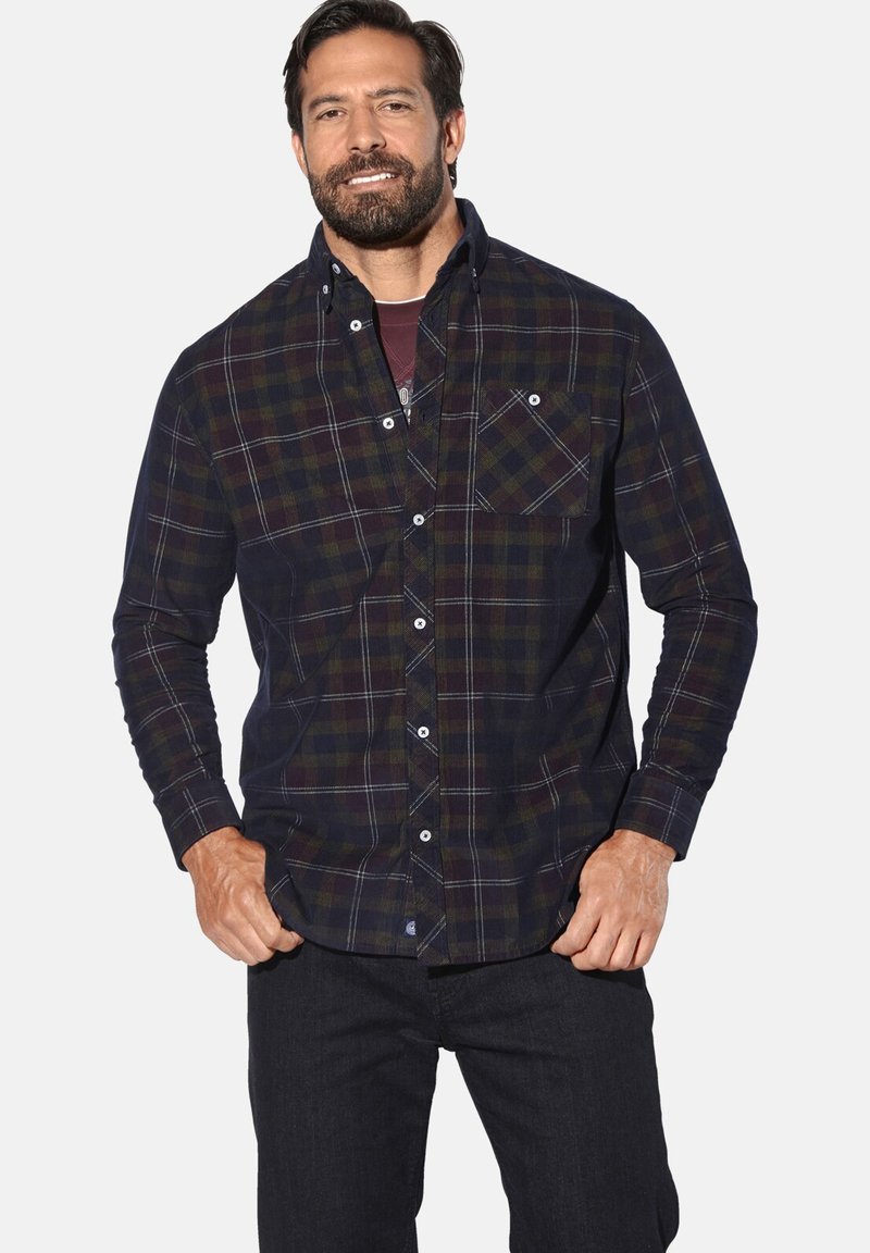 Langarmhemd im Karo-Design in Dunkelblau und Grün, mit Button-Down-Kragen, einer Brusttasche und weißen Ziernähten.