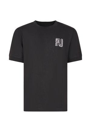 Schwarzes T-Shirt mit kurzen Ärmeln und Rundhalsausschnitt, mit weißem stilisiertem "PJ"-Logo auf der linken Brust.