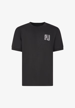T-shirt noir à manches courtes avec col rond, arborant un logo stylisé "PJ" blanc sur le côté gauche de la poitrine.