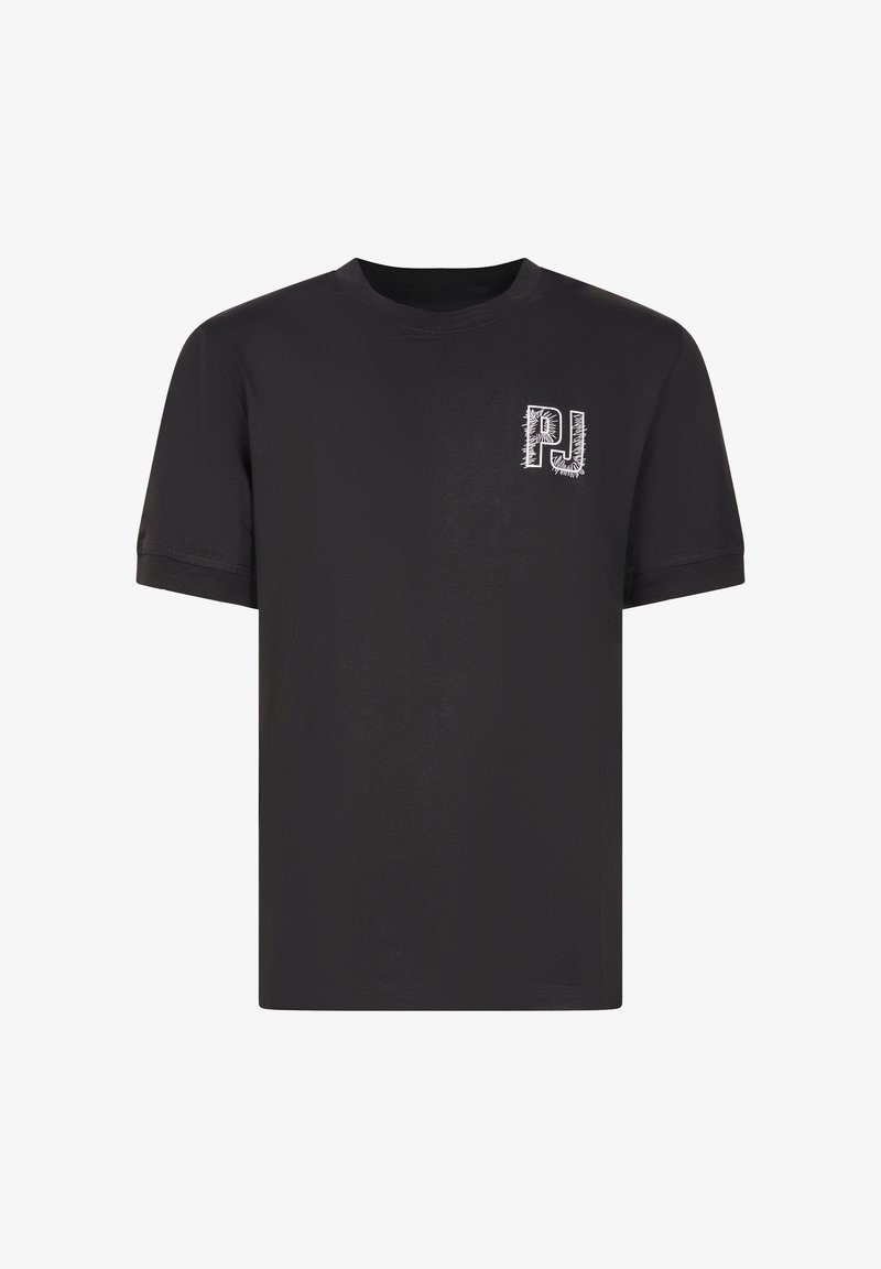 T-shirt noir à manches courtes avec col rond, arborant un logo stylisé "PJ" blanc sur le côté gauche de la poitrine.