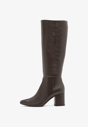 Braune Lederstiefel bis zum Knie mit spitzem Zeh, quadratischem Absatz und glatter Textur. Mit vertikalen Nahtdetails entlang des Schafts.