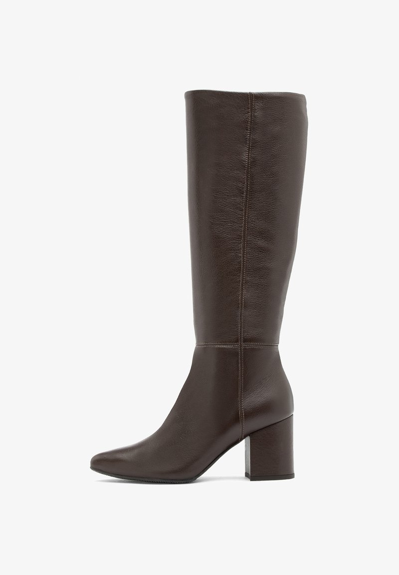 Bota de cuero marrón hasta la rodilla con punta afilada, tacón cuadrado y textura suave. Presenta detalles de costura vertical a lo largo del tubo.