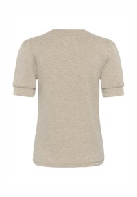 Jasno beżowy t-shirt z krótkim rękawem, okrągłym dekoltem i marszczeniami na rękawach; wykonany z miękkiej, teksturowanej tkaniny o czystym wykończeniu.