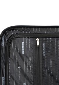 Schwarzer Stoff-Reisekoffer mit Innentasche und Reißverschluss, versehen mit weißen Streifenmustern und Logoakzenten in einem Rasterlayout.