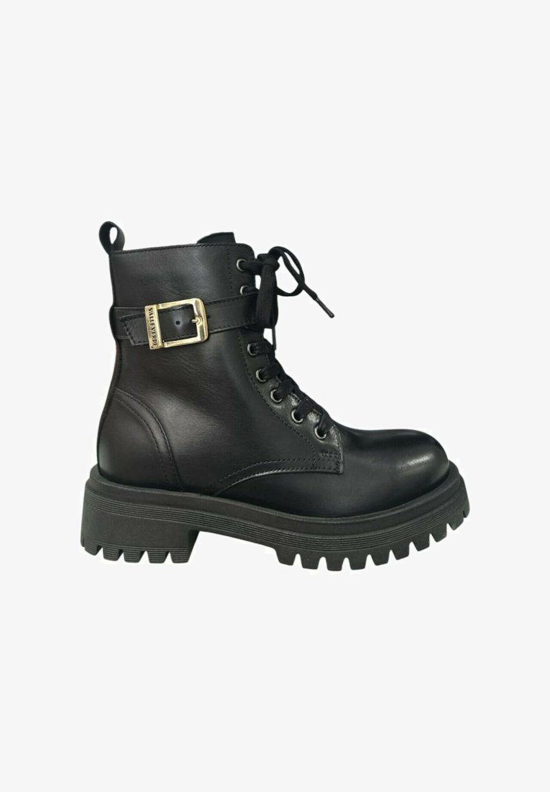 Stivaletto in pelle nera con lacci frontali, dettaglio fibbia sulla cinghia alla caviglia e suola in gomma spessa e rigata. Texture liscia, design resistente.