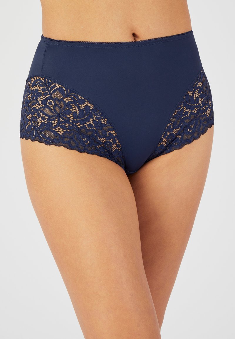 Culotte marine taille haute avec bordures en dentelle sur les côtés ; tissu lisse, motif floral en dentelle, conception couvrant complètement.