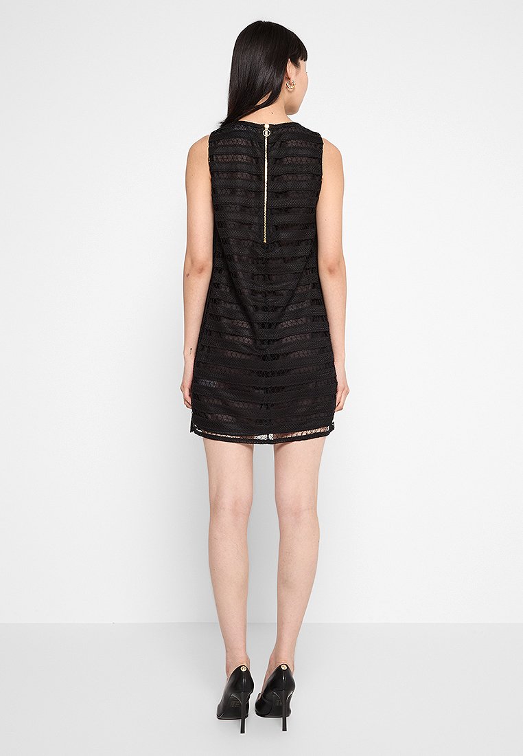Abito nero senza maniche con un motivo a strisce testurizzato, caratterizzato da un dettaglio della cerniera dorata sul retro e un orlo dritto.