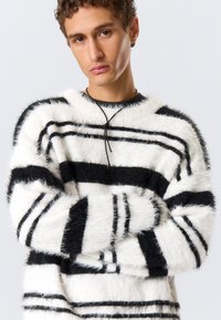 Weekday STRIPED RELAXED - Strikkegenser - light grey/black stripe