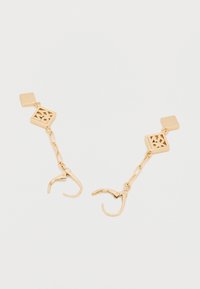 Kullatooni ripatsidega kõrvarõngad, kus on geomeetrilised ruudukujulised mustrid lõigatud väljadena, ühendatud ketilingiga. Klambriga kinnitusega kõveral konksul.