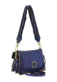 Borsa a tracolla in pelle blu navy con dettagli borchiati, tracolla regolabile, chiusura a patta e finitura testurizzata. Dettagli in metallo color oro.