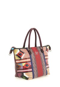 Borsa in tessuto con motivi geometrici multicolori, accenti bordeaux, doppio manico superiore e chiusura con zip arricchita da hardware decorativo.