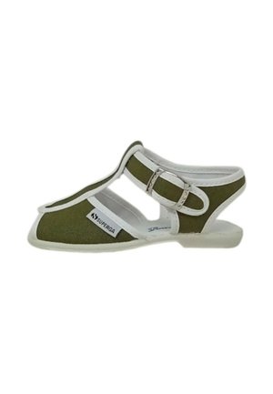 Sandalo per bambini verde e bianco con lati aperti, cinturino regolabile con fibbia e etichetta del marchio "Superga" sul lato frontale.