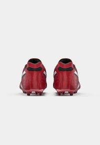 Ghete de fotbal roșii cu un design elegant, având un exterior neted din piele, dungi gri și o talpă moldată cu accente negre.