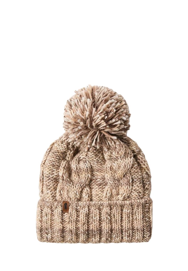 Beżowa dzianinowa czapka z szerokim prążkowanym mankietem i teksturowanym wzorem warkocza, zakończona dużym pomponem.