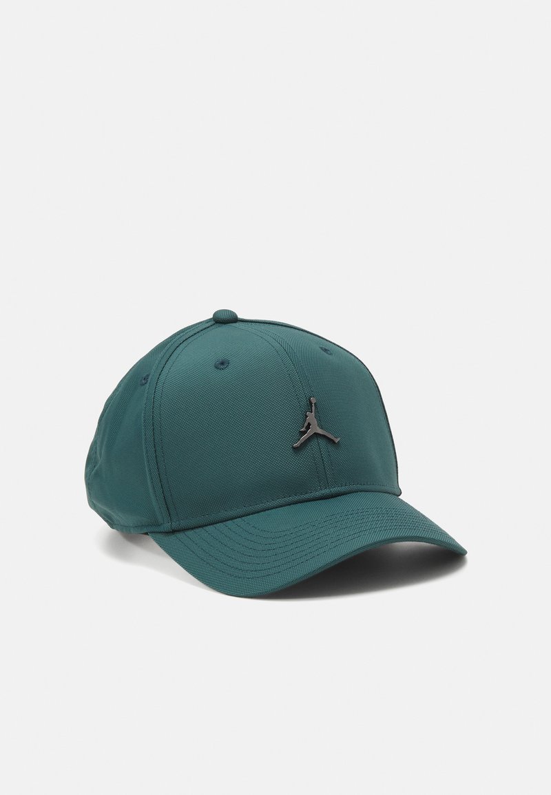Tamnozeleni bejzbolaški šešir s zaobljenim obodom i malim crnim Jumpman logotipom na prednjem srednjem panelu.