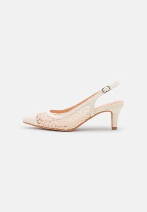 Kant en nepleer slingback pump in crème met een spitse neus, benadrukt door een lichte hak en een open ontwerp met bloemmotieven.