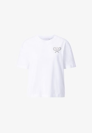 Weißes Baumwoll-T-Shirt mit lockerem Schnitt und kurzen Ärmeln. Mit einem gedruckten Grafikmotiv von gekreuzten Tennisschlägern auf der linken Brust.