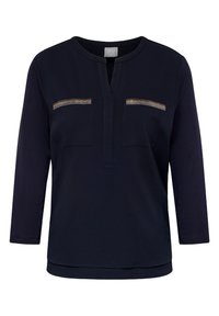 Marineblaues Langarmshirt mit Henley-Ausschnitt, zwei Brusttaschen und verzierten Strassakzenten auf den Taschen. Weiche Stofftextur.