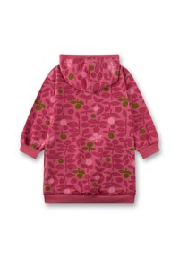 Rosa Kinderkapuzenkleid mit langen Ärmeln, das mit einem Blatt- und Beerenmuster in dunklerem Rosa und grünen Akzenten versehen ist.