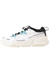 Sneaker chunky caratterizzati da un mix di materiali bianchi, neri e teal. Parte superiore in rete testurizzata, colletto imbottito e una suola robusta e scolpita.