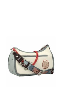 Schultertasche mit einem weißen Lederkörper, grauen Seiten, rotem geflochtenem Griff und einem gemusterten verstellbaren Riemen. Verfügt über eine Vordertasche mit Reißverschluss und gestickten Details.