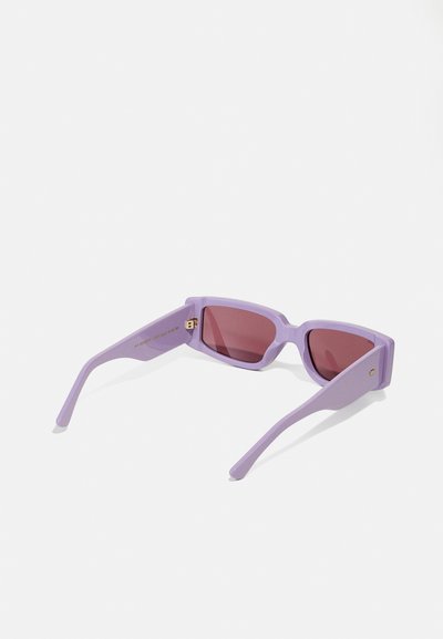 Lunettes de soleil rectangulaires violettes avec des verres teintés rose foncé, dotées d'une épaisse monture en plastique et de branches fines et angulées. Accent doré sur le côté.