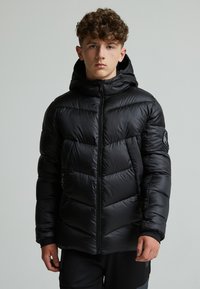 Doudoune noire avec fermeture éclair, capuche et design matelassé. Le matériau semble brillant avec une texture lisse et des poignets élastiques.